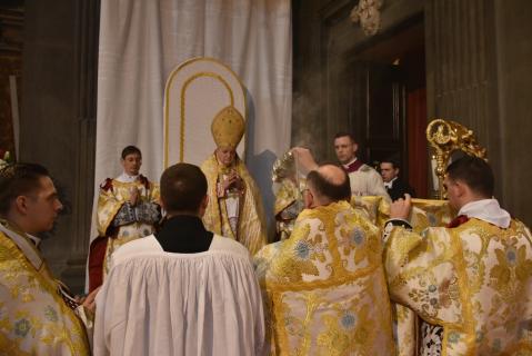 Le prêtre assistant encense le Pontife