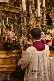 Le deuxième cérémoniaire cache les reliques pour le Salut du Saint Sacrement qui suivra les Vêpres pontificales
