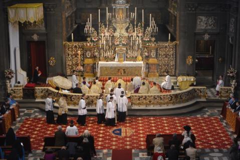 Arrivée du Saint Sacrement pour le Salut