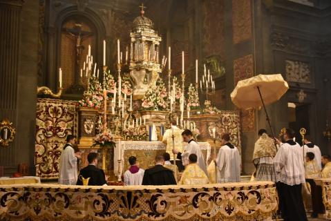 Arrivée du Saint Sacrement pour le Salut