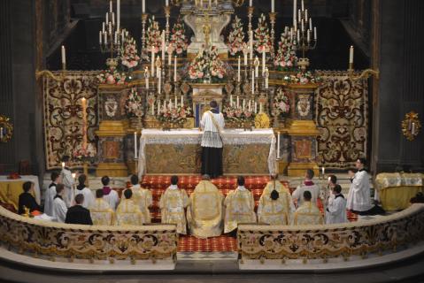 Un diacre expose le Saint Sacrement