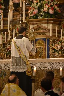 Un diacre expose le Saint Sacrement