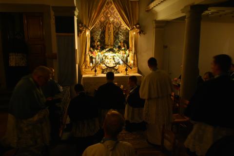 Les chanoines se recueillent devant la sainte Vierge à la fin des Complies