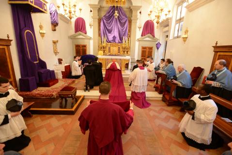 Son Eminence se recueille avant la Messe