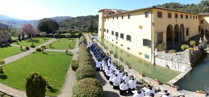 La procession dans les jardins du Séminaire