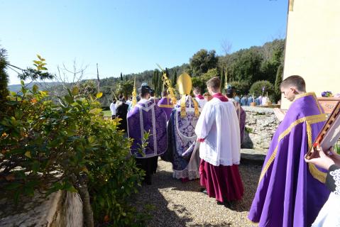 La procession dans les jardins du Séminaire