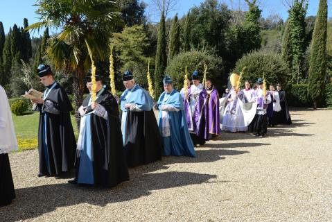 La procession dans les jardins du Séminaire