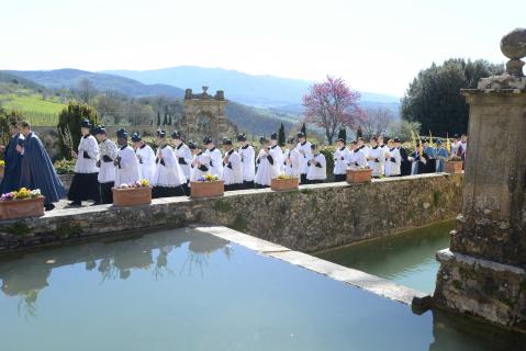 La procession dans les jardins du Séminaire
