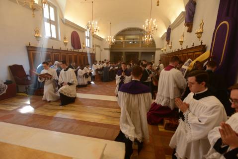 <i>Ut in nomine Iesu omne genu flectatur</i>