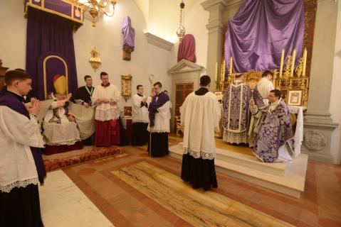 Le Pontife bénit la burette d&rsquo;eau présentée par le sous-diacre