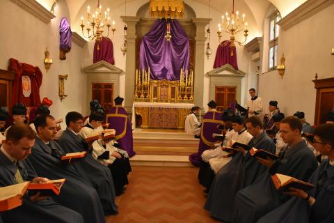 Le ch&oelig;ur pendant le chant des psaumes