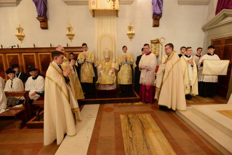 Le Pontife au Trône
