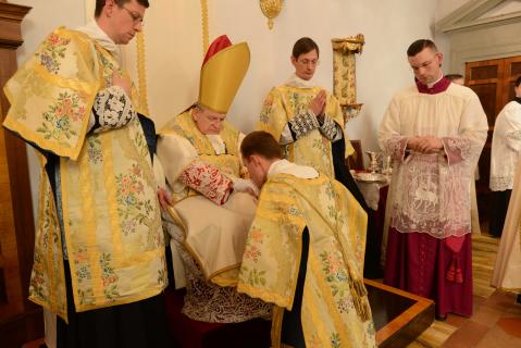 Le diacre baise l&rsquo;anneau du Pontife avant de prendre l&rsquo;Evangéliaire