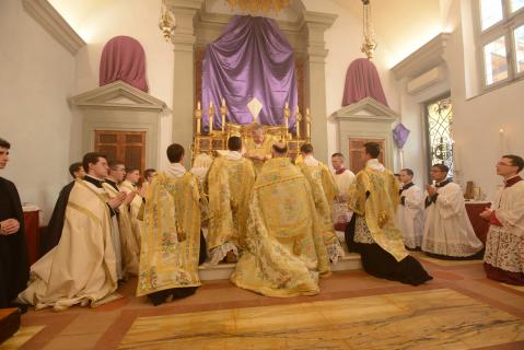 Distribution de la Sainte Communion aux ministres sacrés