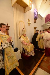Le Pontife au Trône