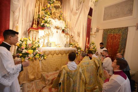 Le Saint-Sacrement est déposé au Reposoir