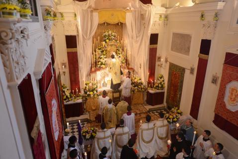 Le Saint-Sacrement est déposé au Reposoir