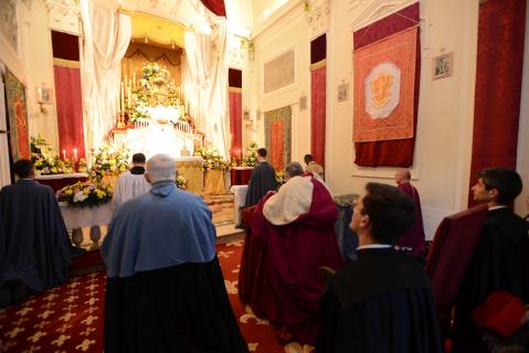 Son Eminence et les Supérieurs se recueillent au Reposoir