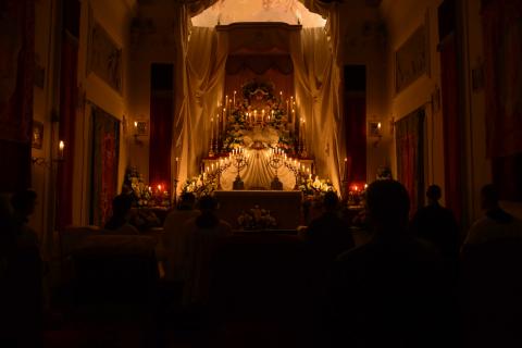 Les séminaristes veillent le Saint-Sacrement pendant la nuit
