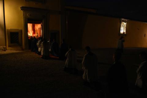 Les séminaristes veillent le Saint-Sacrement pendant la nuit
