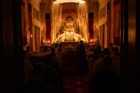 Les séminaristes veillent le Saint-Sacrement pendant la nuit