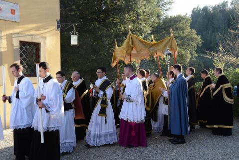 Le Saint Sacrement est emmené en procession