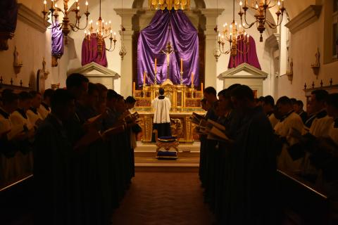 Les chandeliers de l&rsquo;autel sont éteints pendant le chant du <i>Benedictus</i>