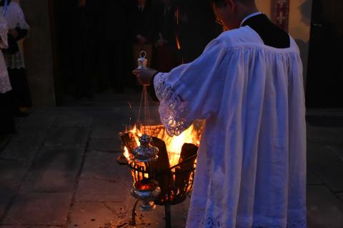 L&rsquo;encensoir est allumé au feu nouveau