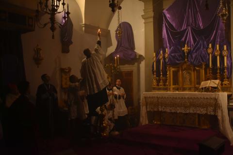 Le feu du Cierge est transmis aux autres lumières de la Chapelle
