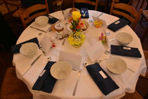 Les tables des séminaristes avec les &oelig;ufs et les v&oelig;ux des Supérieurs