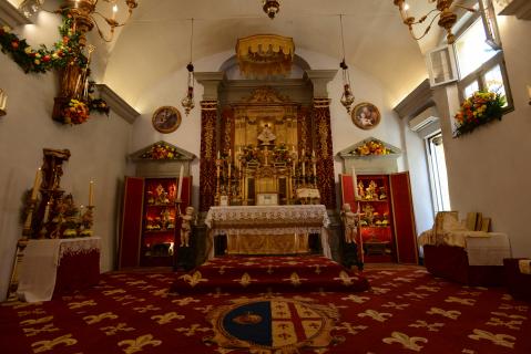 La chapelle décorée pour la Messe