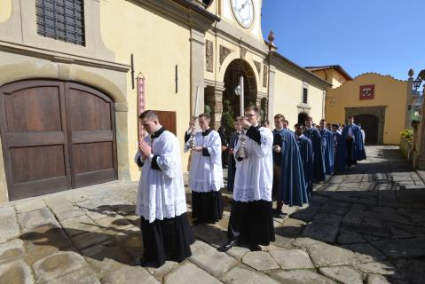 Procession à la chapelle de la Sainte Trinité pour le renouvellement de la consécration de l&rsquo;Institut à saint Joseph