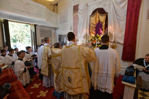 Encensement de la statue de saint Joseph, voilée pour le temps de la Passion