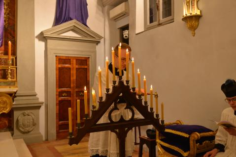 À la fin de chaque psaume, on éteint un cierge du chandelier triangulaire