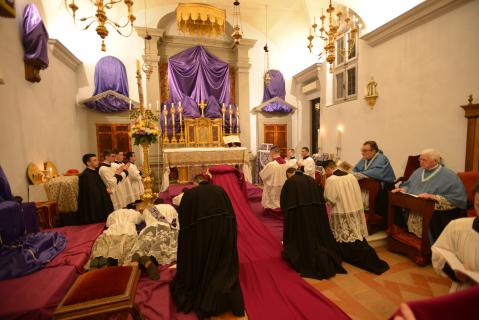 Le Pontife et les ministres se prosternent pendant que le ch&oelig;ur chante les litanies des saints