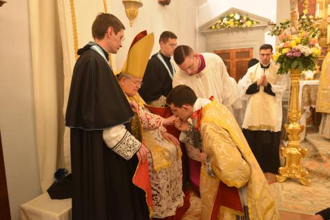 Le diacre embrasse l&rsquo;anneau du Pontife avant d&rsquo;aller réciter le <i>Munda cor</i>