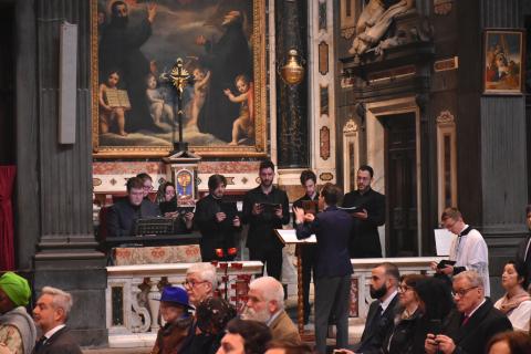 Un ch&oelig;ur polyphonique chante le <i>Gloria</i>