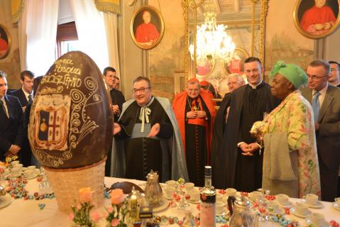 Monseigneur le Prieur général avec une de nos fidèles du Gabon, présente pour le Triduum.
