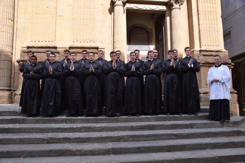 Les séminaristes de première année et les futurs oblats, revêtus de la soutane, avec leur préfet, le chn Louis Poucin de Wouilt
