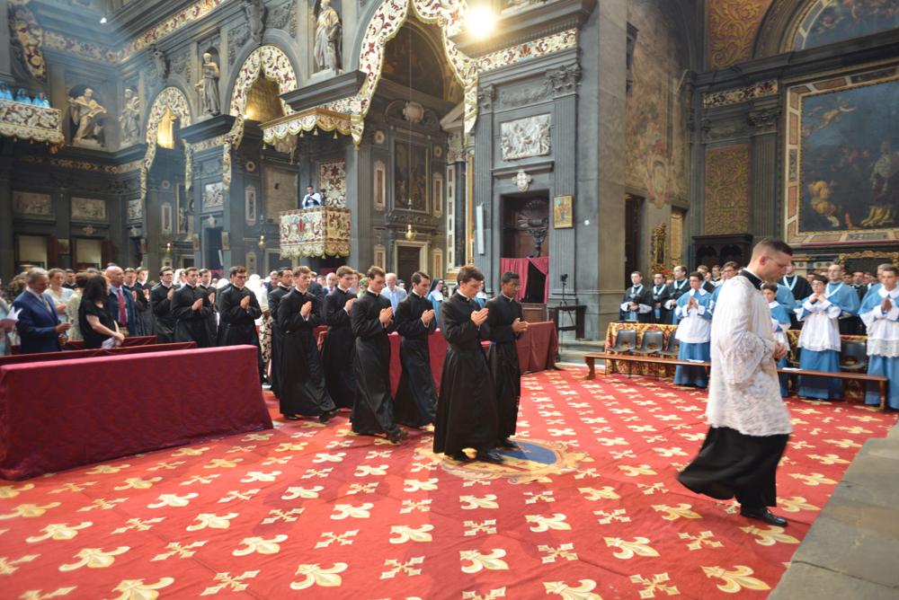Les séminaristes et futurs oblats rentrent dans l&rsquo;église