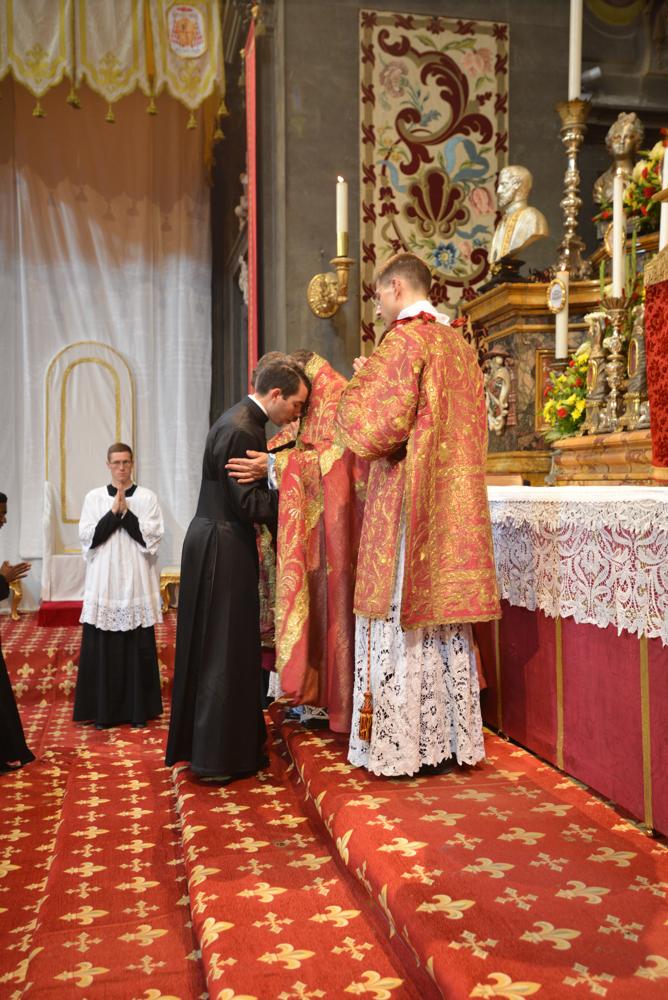 Ils reçoivent le baiser de paix de Mgr le Prieur Général