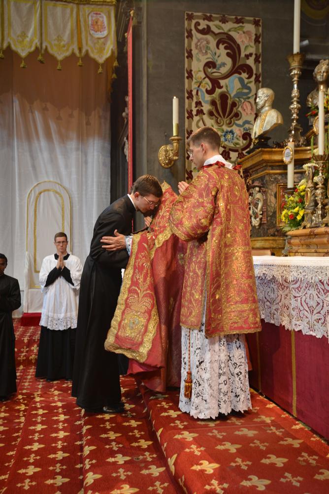 Ils reçoivent le baiser de paix de Mgr le Prieur Général