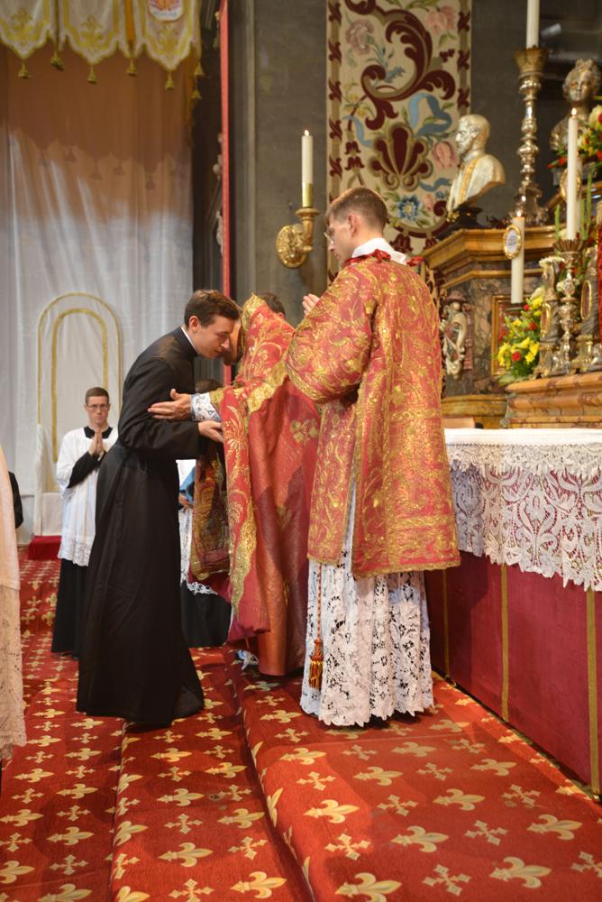 Ils reçoivent le baiser de paix de Mgr le Prieur Général
