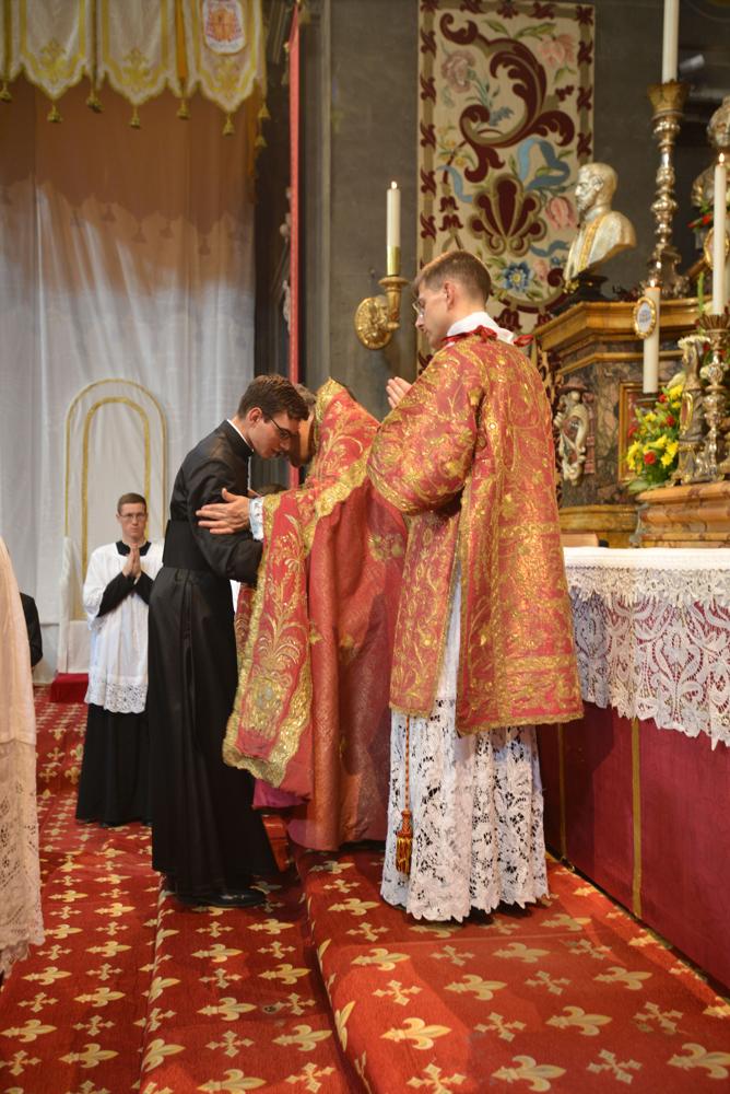 Ils reçoivent le baiser de paix de Mgr le Prieur Général