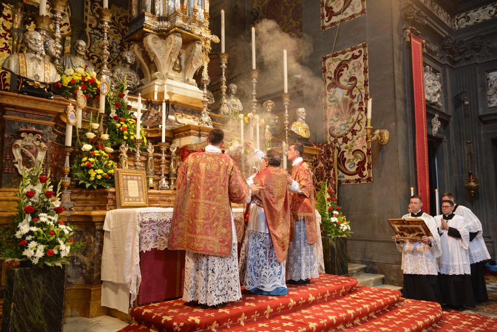 Encensement de la croix