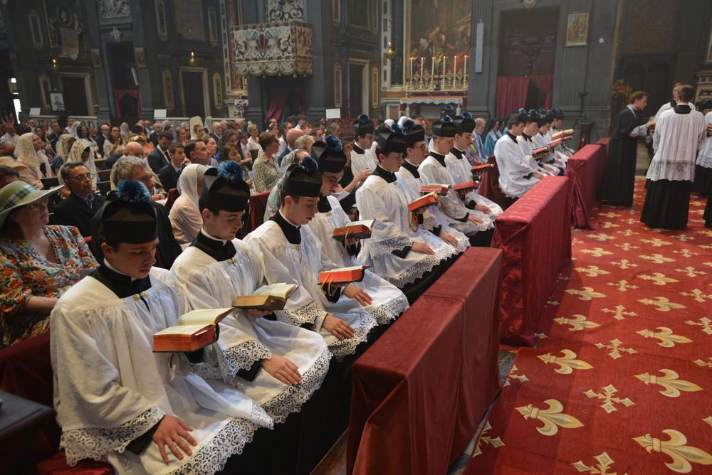 Les séminaristes et futurs oblats, ayant reçu la soutane, assistent à la messe en surplis et barrette