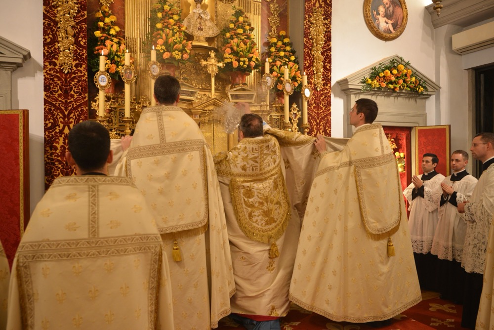 Encensement de la croix