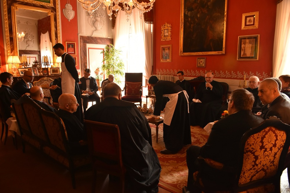 Apéritif au salon Cardinal Martelli