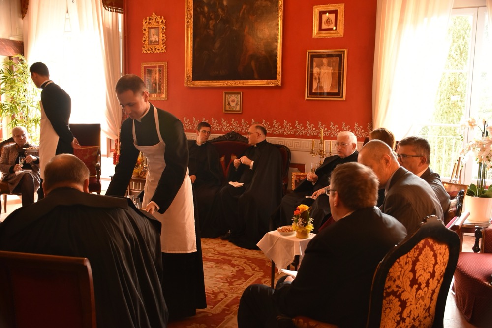 Apéritif au salon Cardinal Martelli
