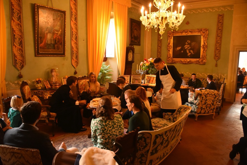 Apéritif au salon des Saints Patrons